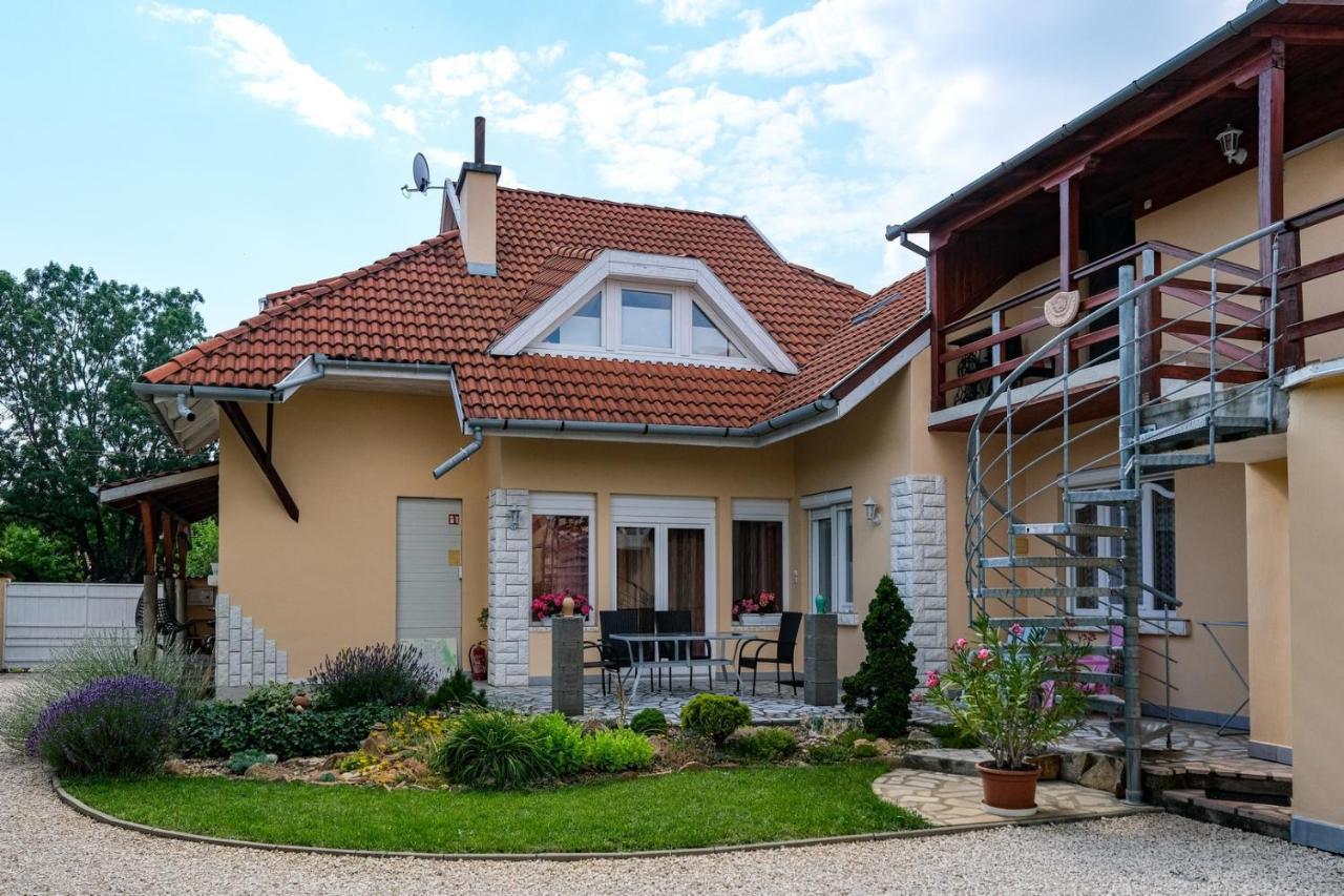 4 Evszak Apartman Jula Exterior foto